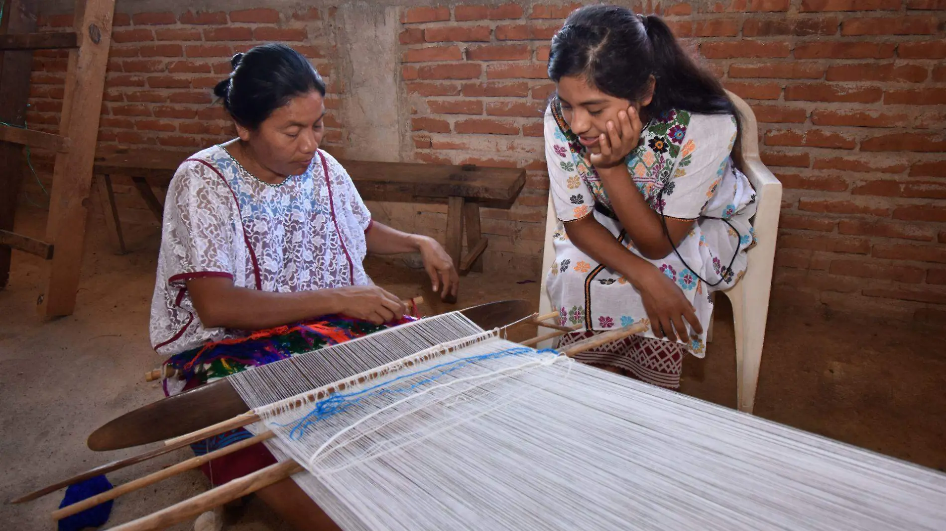 788865_Mujeres indígenas de Xochistlahuaca mantienen la tradición del tejido con telar de cintura-13_web